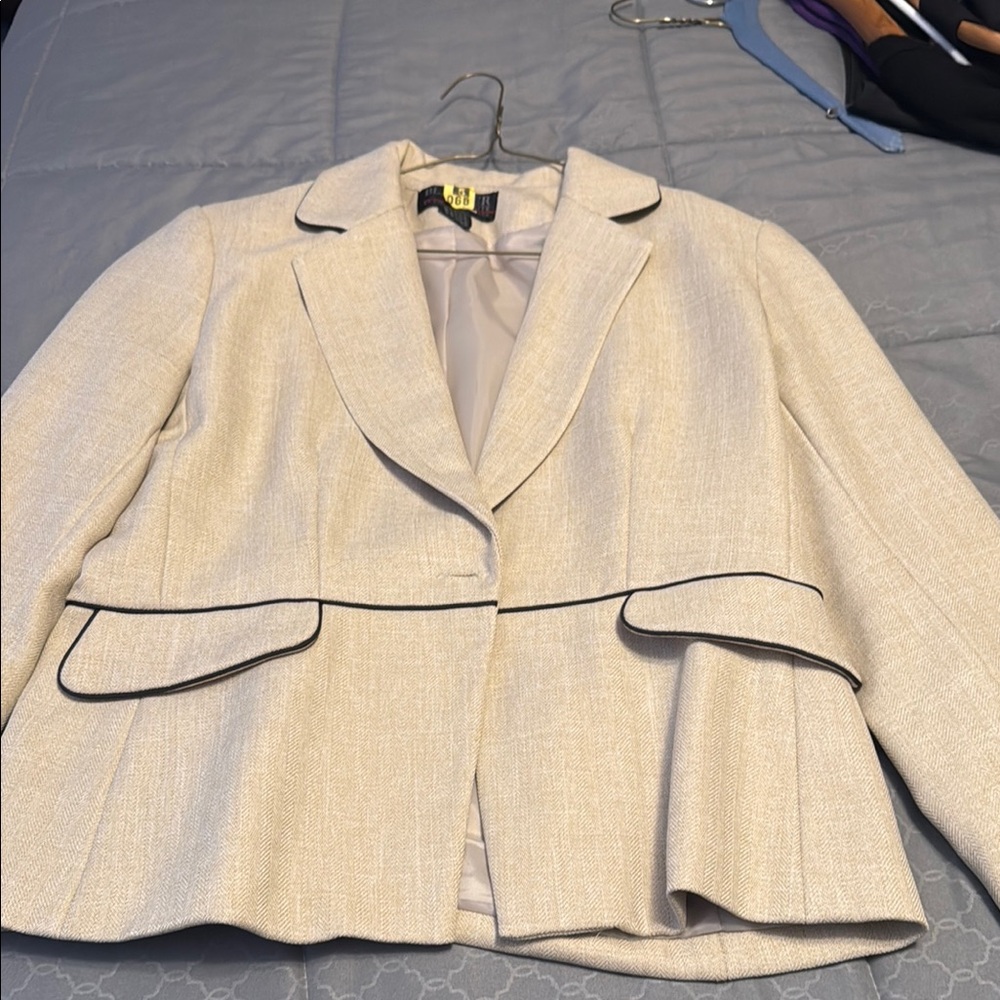Cream Textured Blazer with Notched Lapel and Tailored Fit